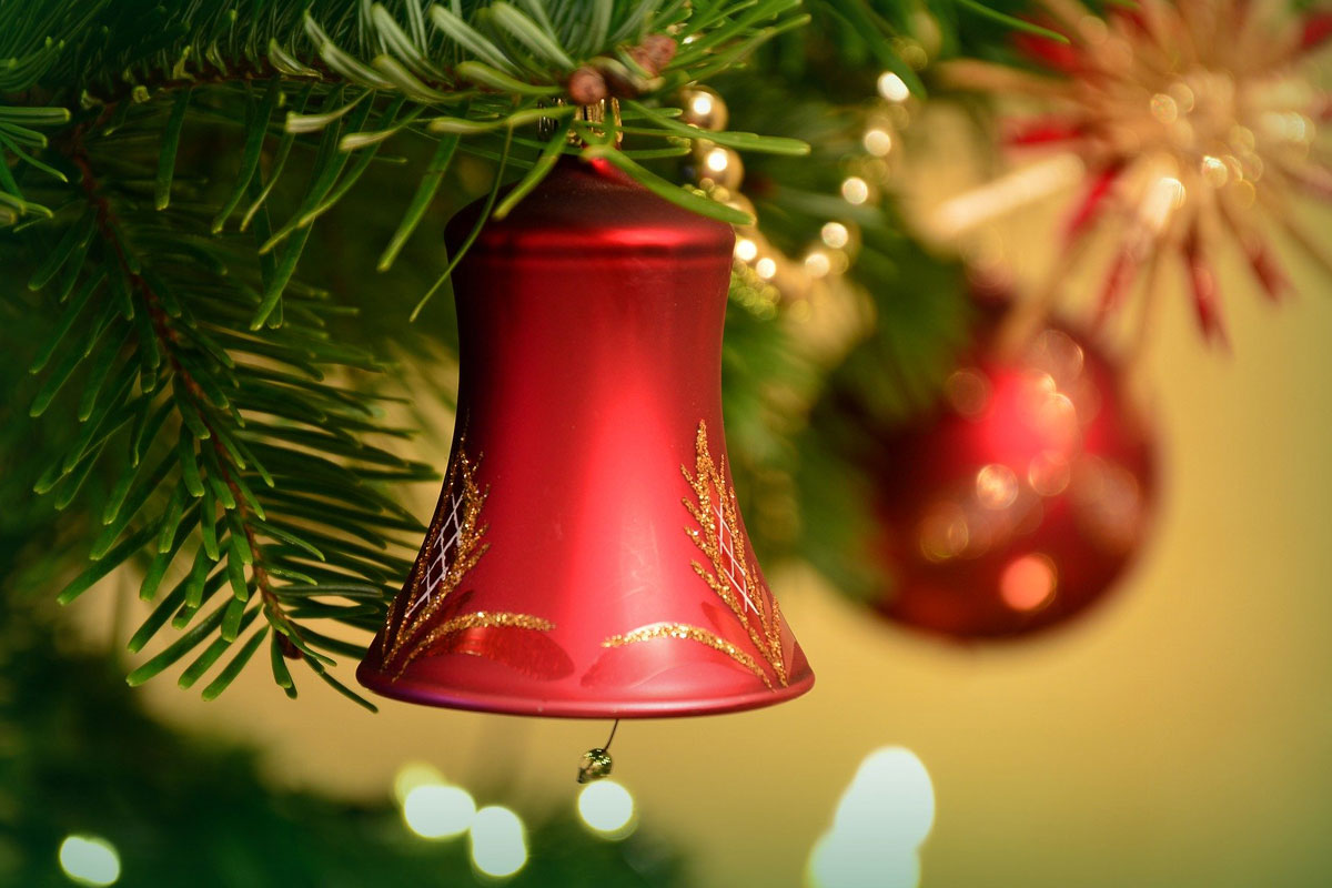 albero di natale creato con fiocchi di neve 
