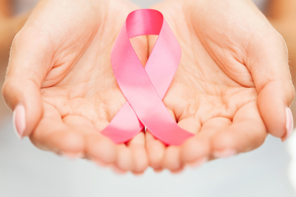 mani di donna con appoggiato un nastri rosa di raso icrociato