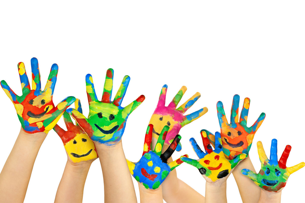 mani di bambini dipinti con faccine