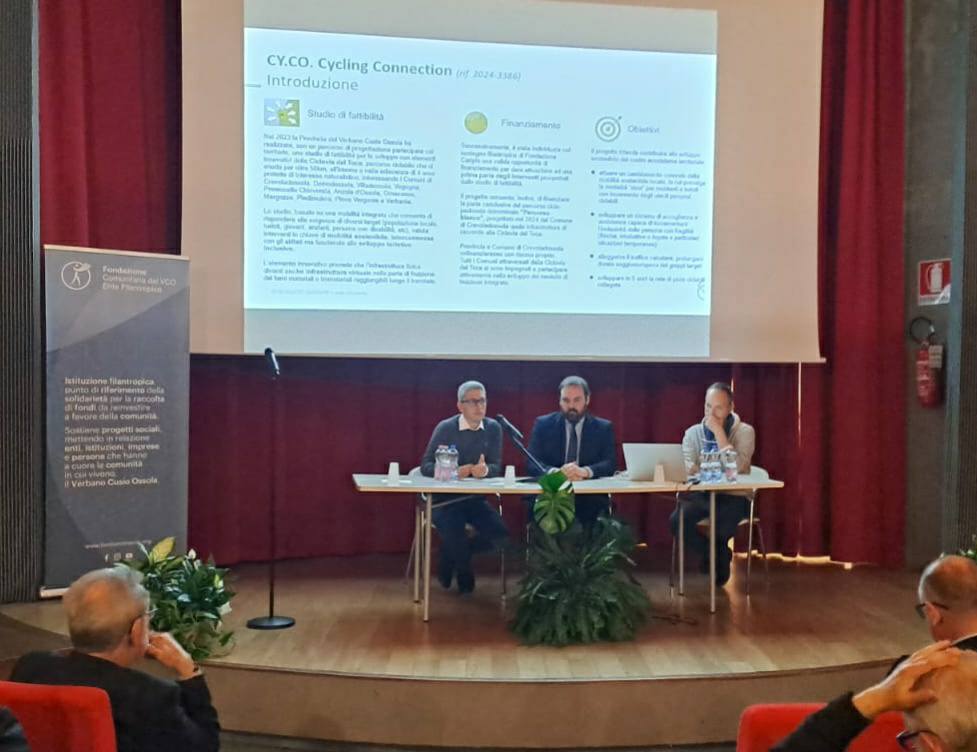 Politici al tavolo di presentazione del progetto