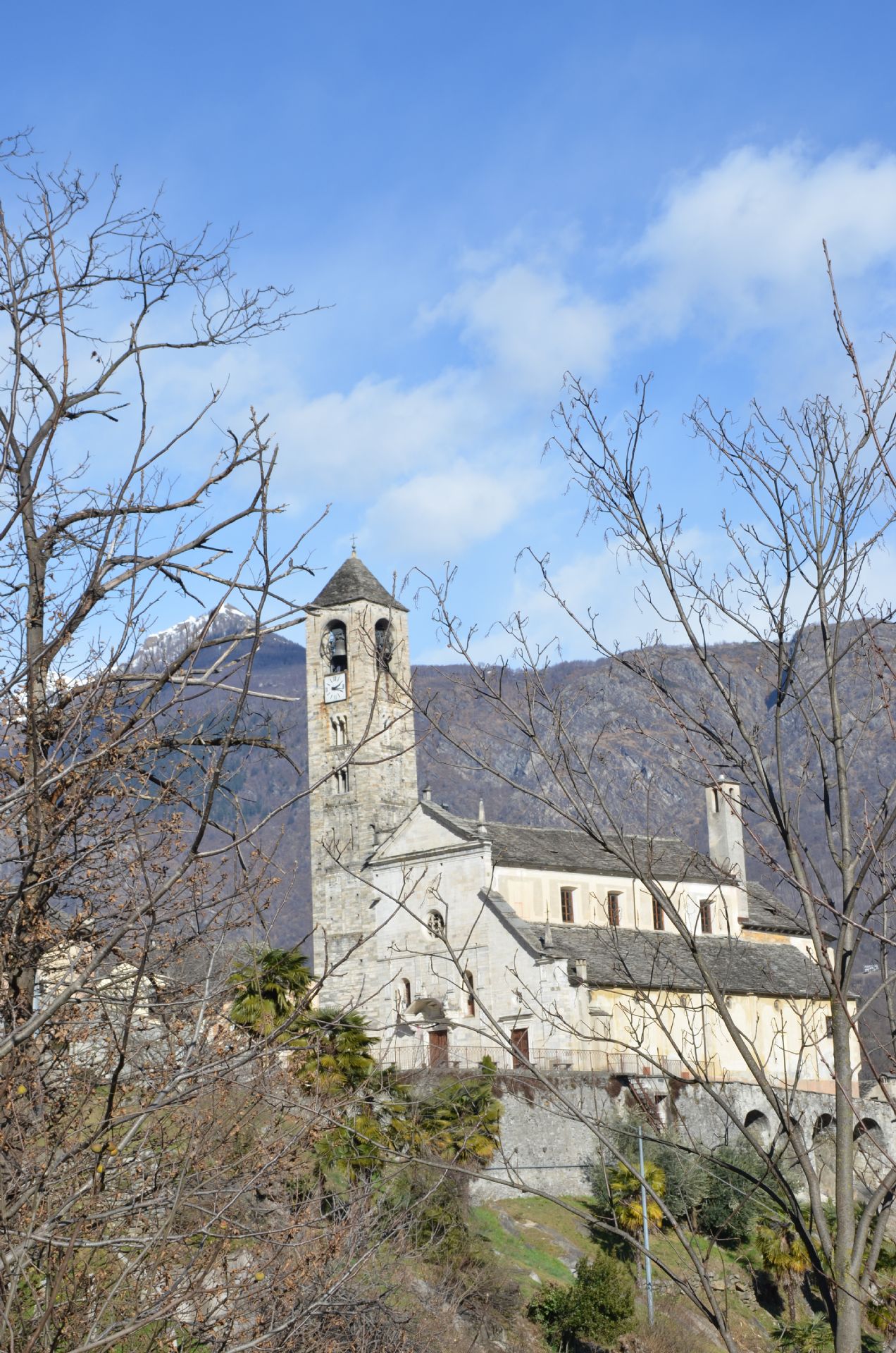 Facciata della chiesa parrocchiale dei Santi Pietro e Paolo di Crevoladossola