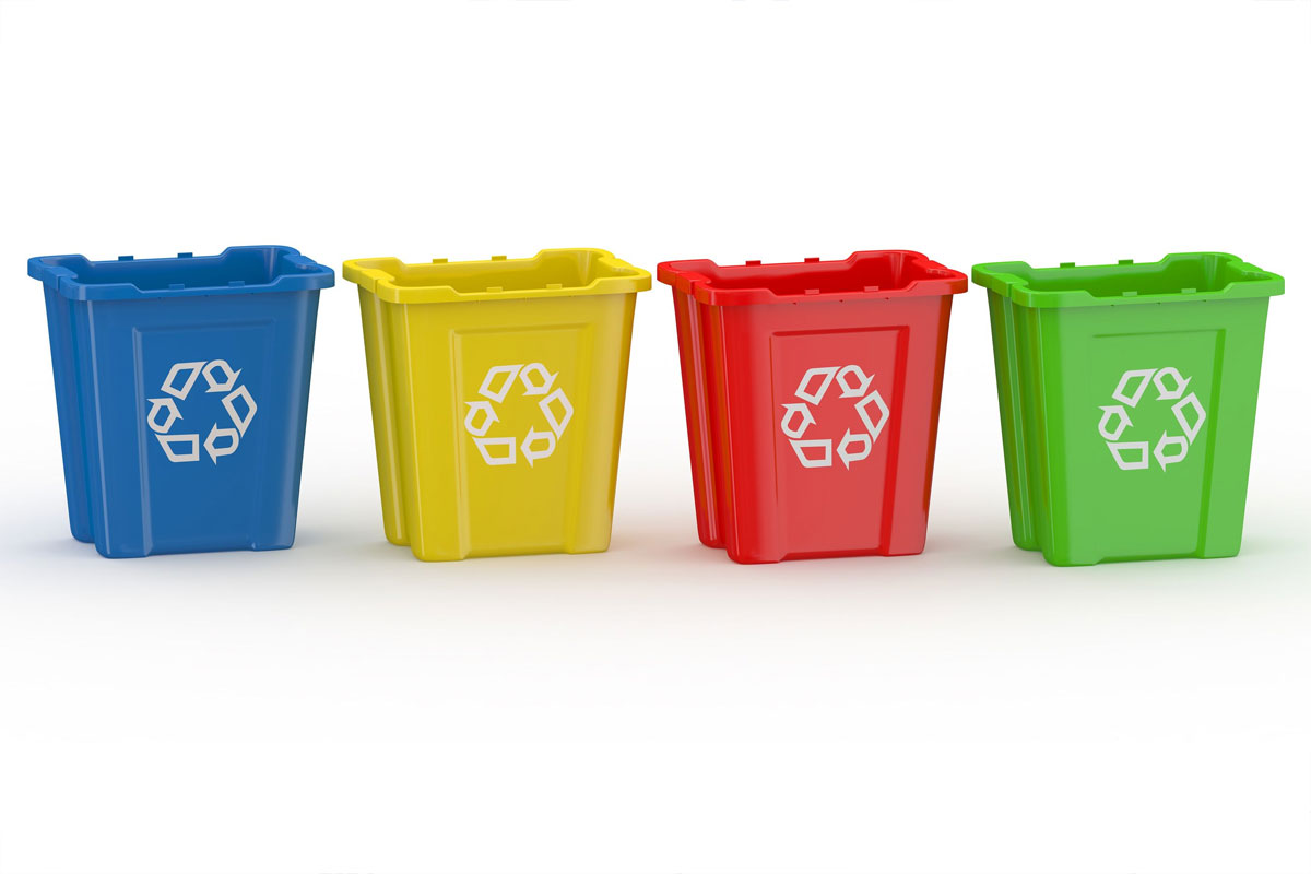 bidoni colorati della raccolta differenziata