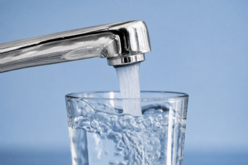 rubinetto da cui esce l'acqua e riempie il bicchiere 
