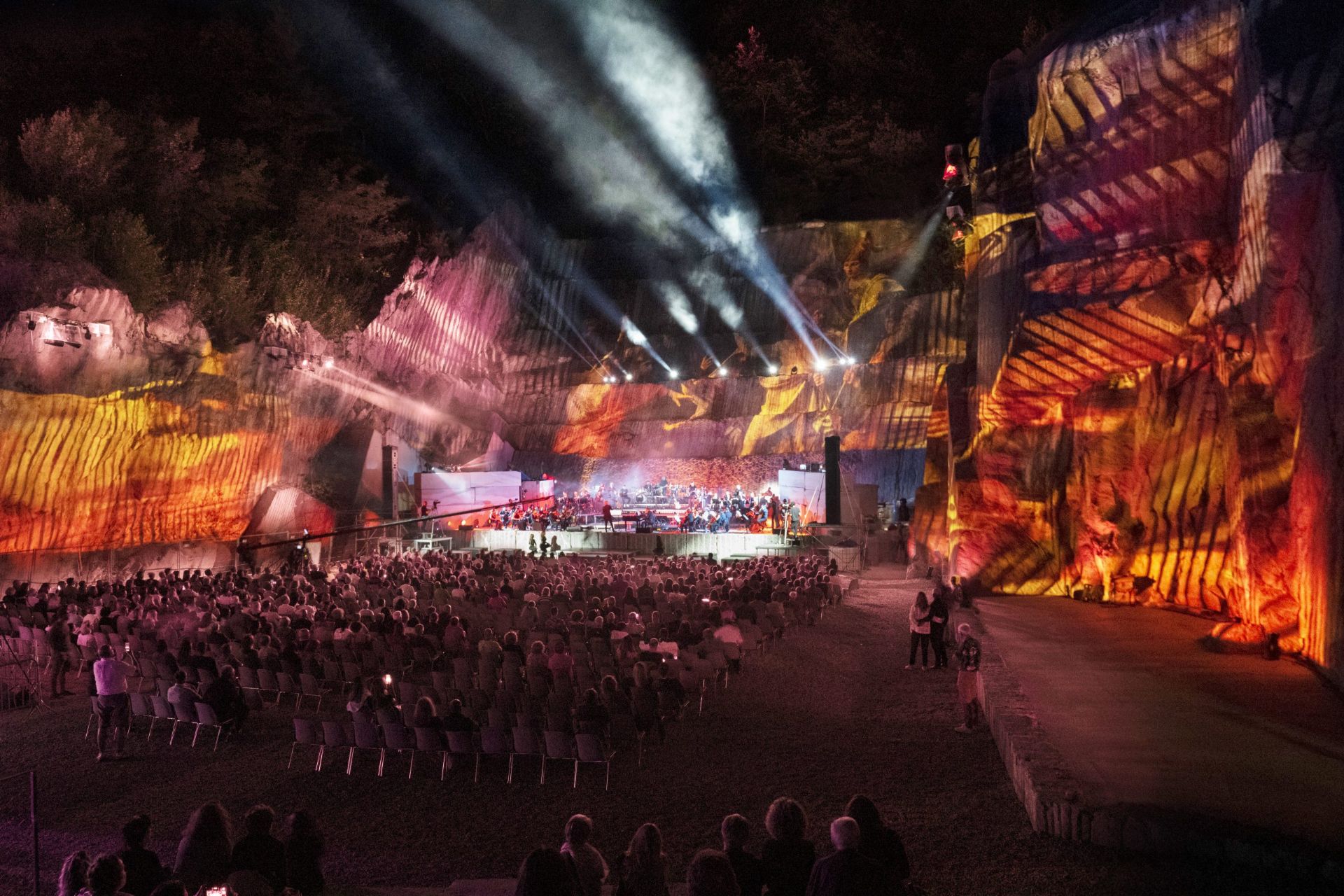 teatro nella cava con luci