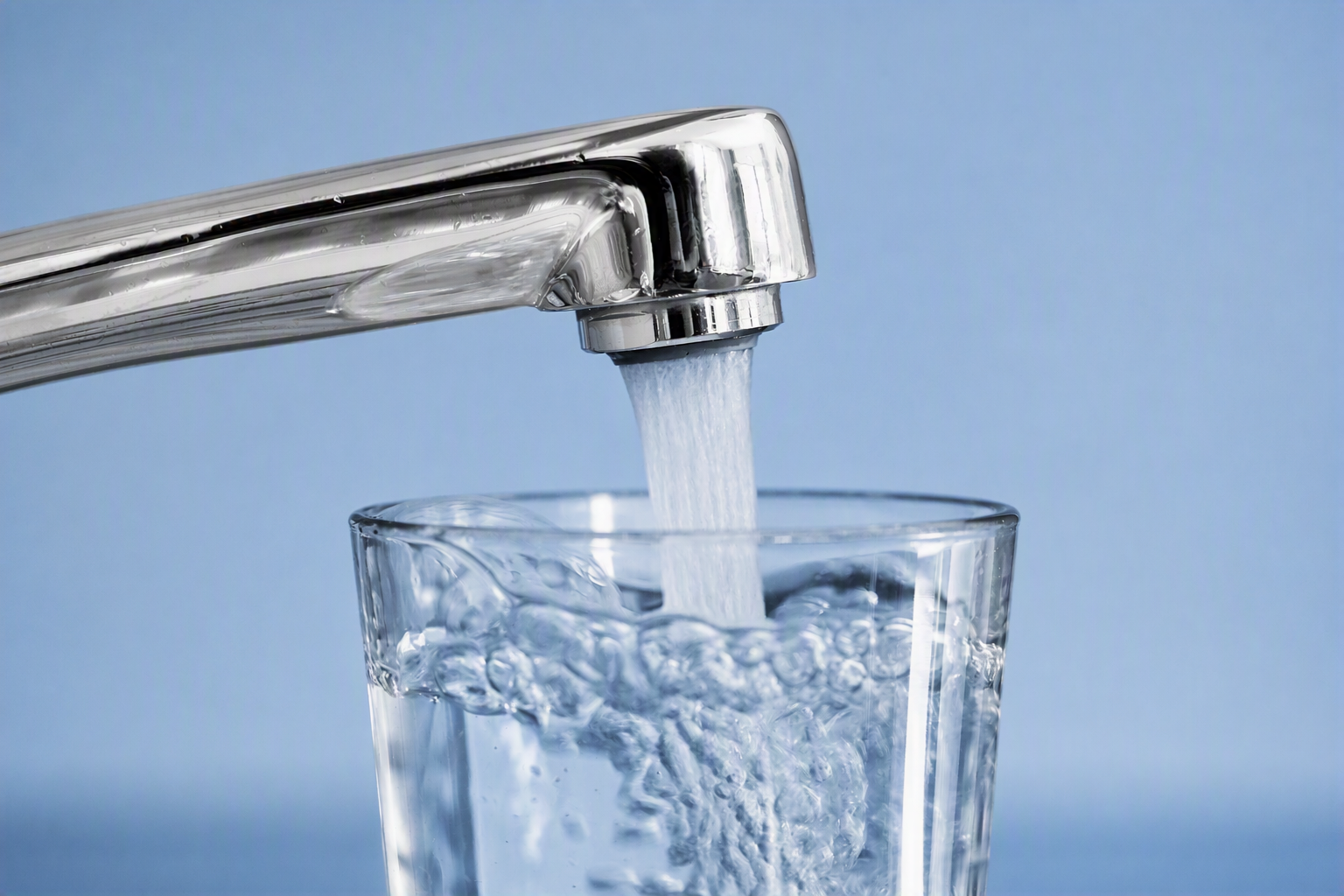 rubinetto da cui esce l'acqua e riempie il bicchiere 
