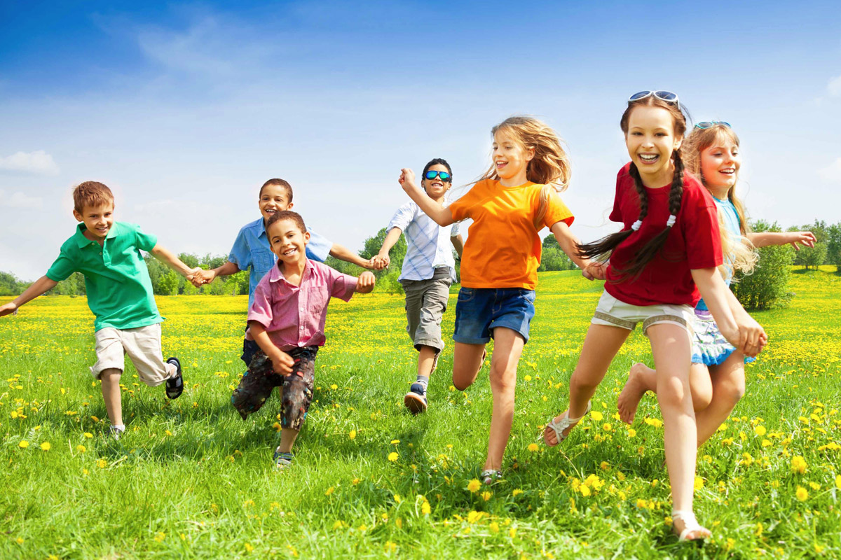 bambini che corrono su un prato