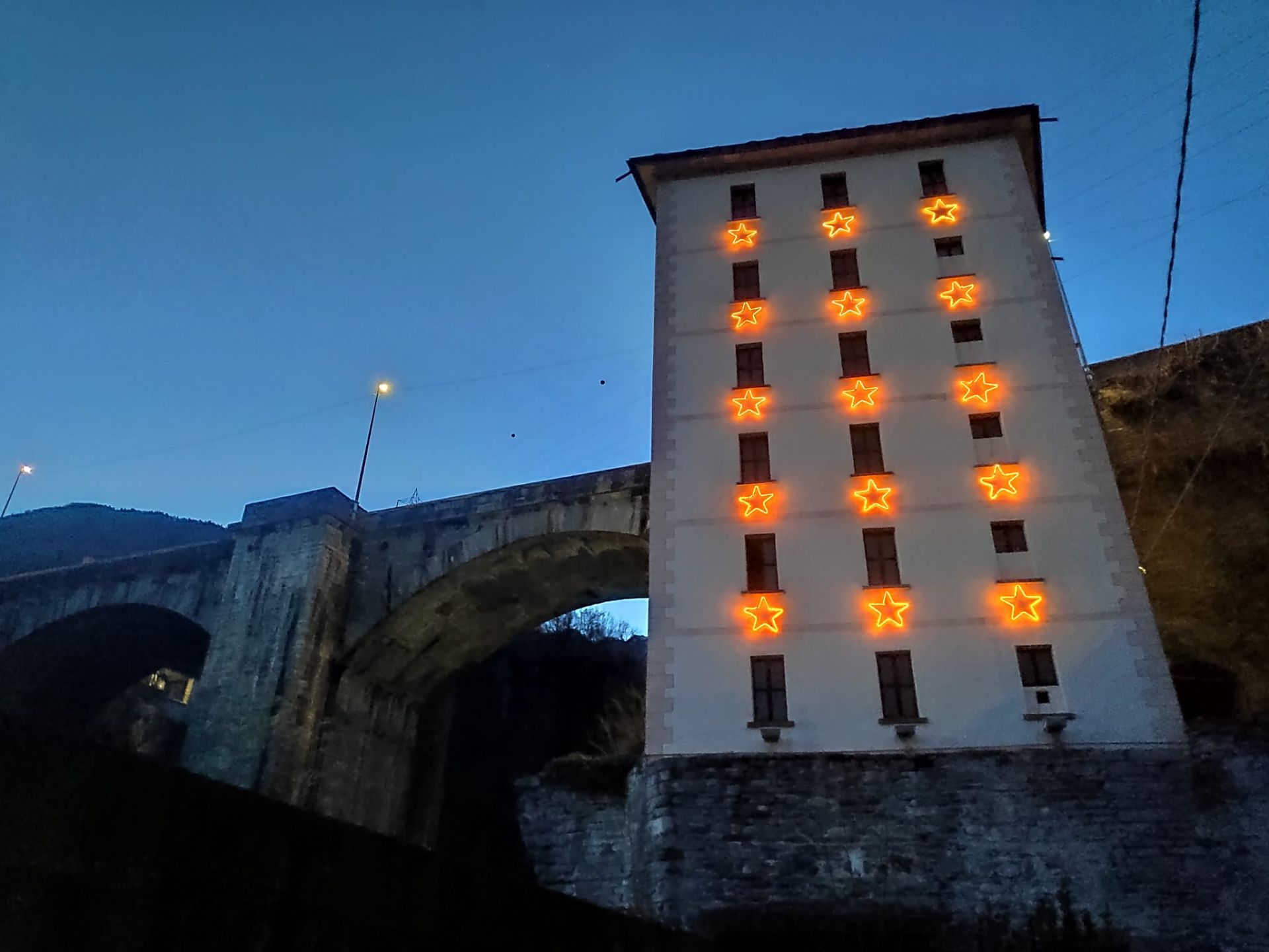 torre del ponte napoleonico di crevoladossola addobbato con luminarie natalizie a forma di stella