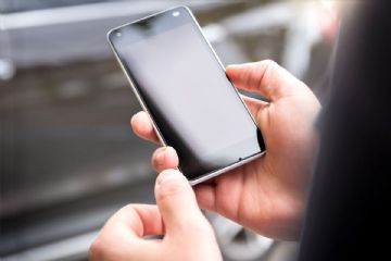 cellulare nel palmo della mano di una persona